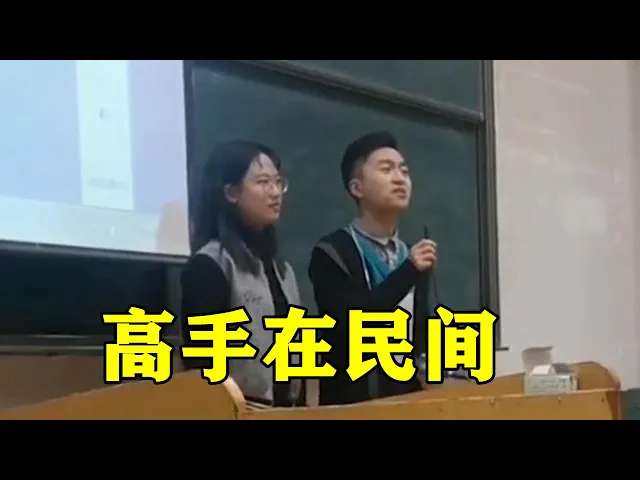 两位男女同学被要求上讲台合唱林俊杰和邓紫棋的【手心的蔷薇】,没想到一开口就惊艳全场,真是高手在民间啊!
